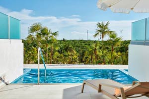 Junior Suites Swim Up at the Hotel Riu Palace Costa Mujeres 